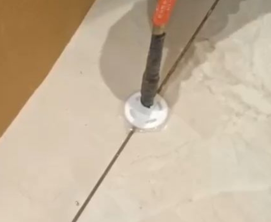 崆峒瓷砖空鼓维修公司专业解答瓷砖在铺贴过程中，如果没有涂抹均匀到位的粘结材料（如水泥砂浆或瓷砖胶），可能会导致以下问题