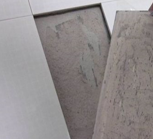 崆峒瓷砖空鼓维修公司分享瓷砖铺贴时如果打浆（即涂抹在瓷砖背面和基层上的砂浆或瓷砖胶）过少，会带来以下问题